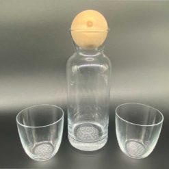 Glas Karaffe mit Blume des Lebens Gravur inkl. Zirbenkugel + 2 Gläser